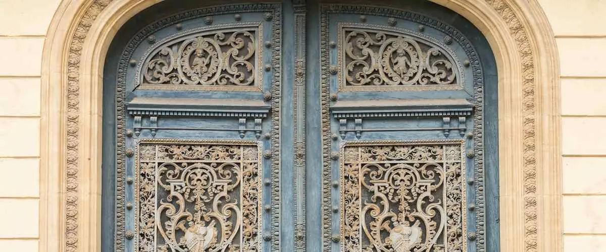 design of a wooden jali door that signifies prosperity