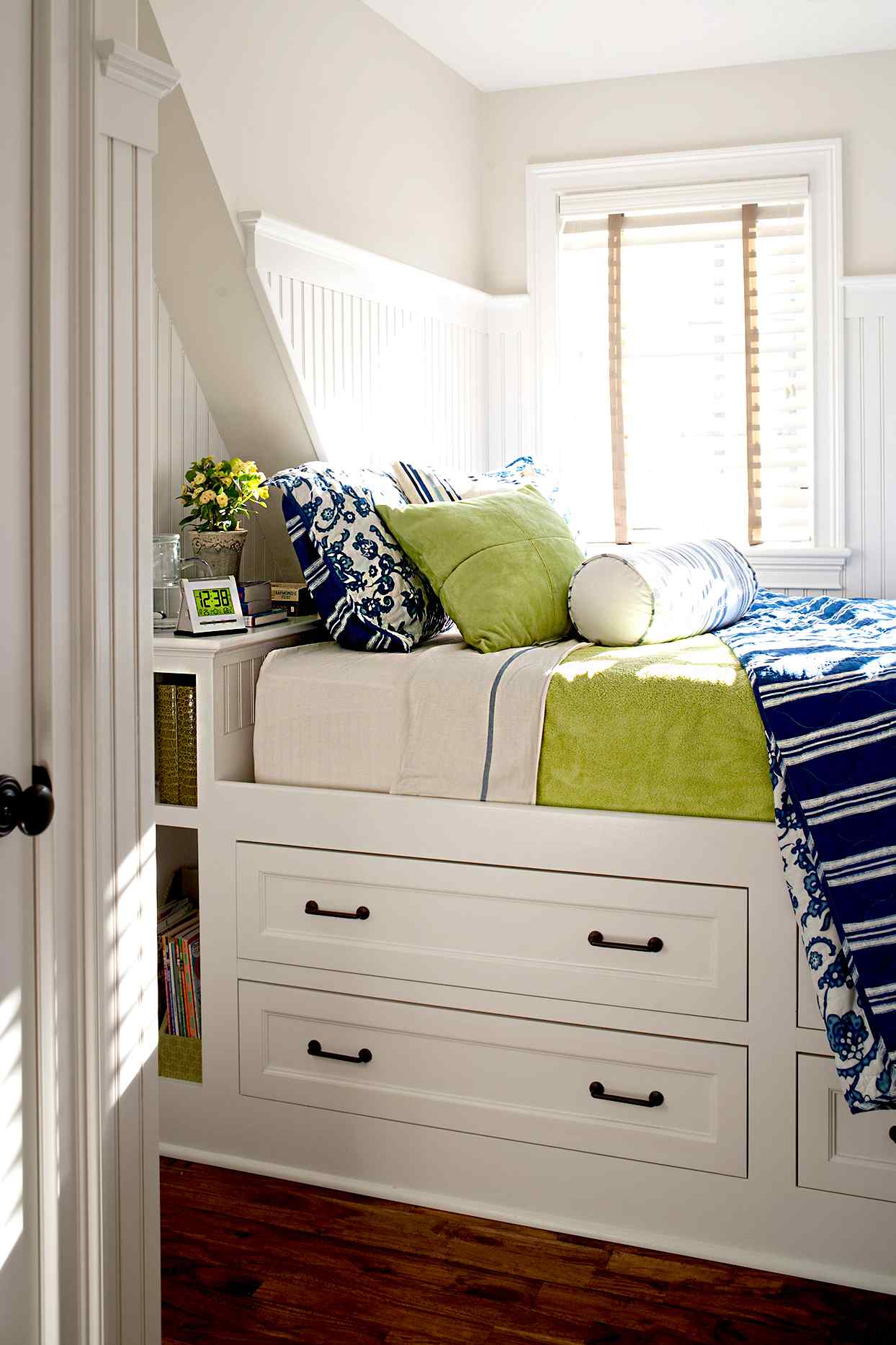 small space bedroom ideas for young women