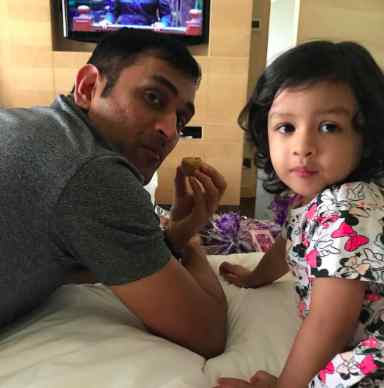 MS Dhoni watch TV with his daughter Ziva Dhoni