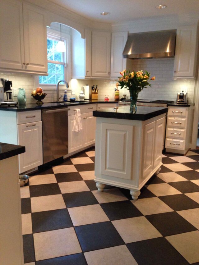 Make a Statement with Black and White Kitchen Designs