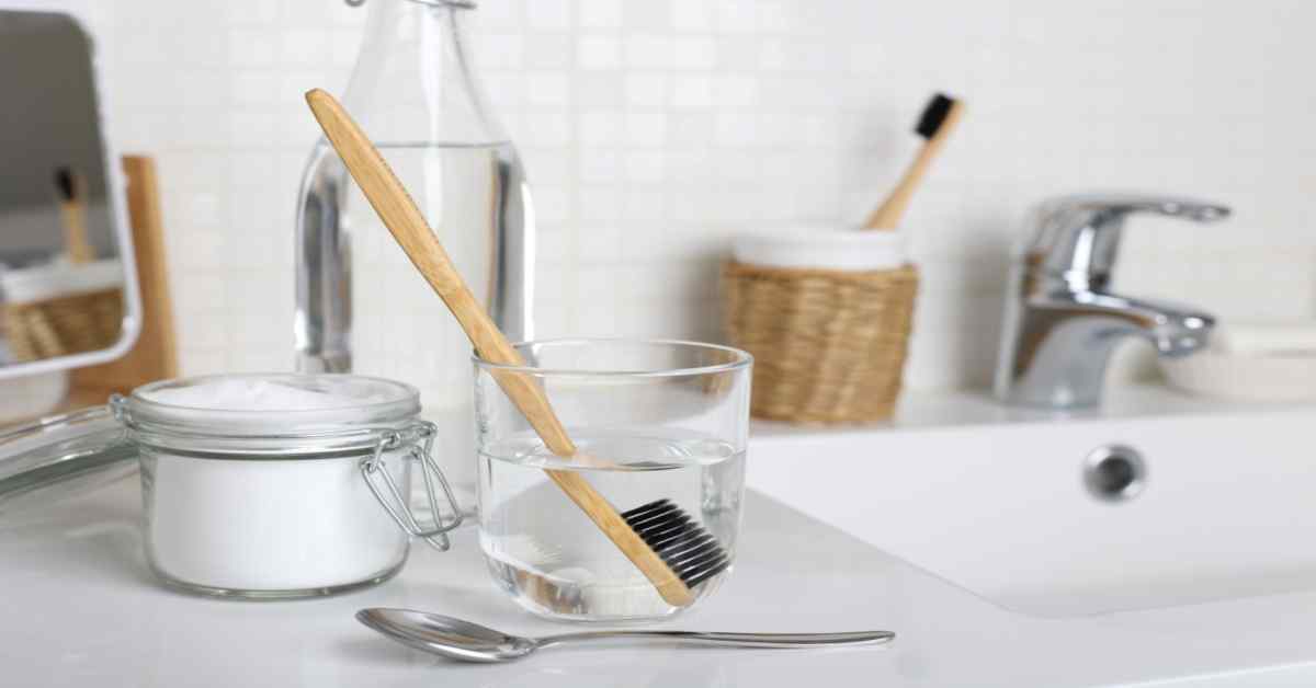 vinegar and water solution to remove stains from mirrors