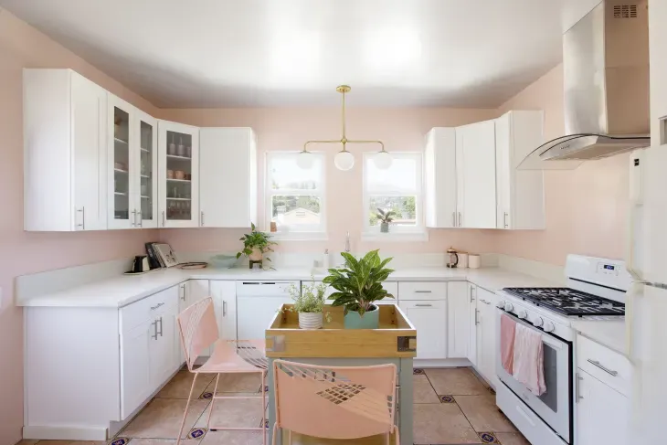 pink with neutral wall colour combination for the kitchen wall